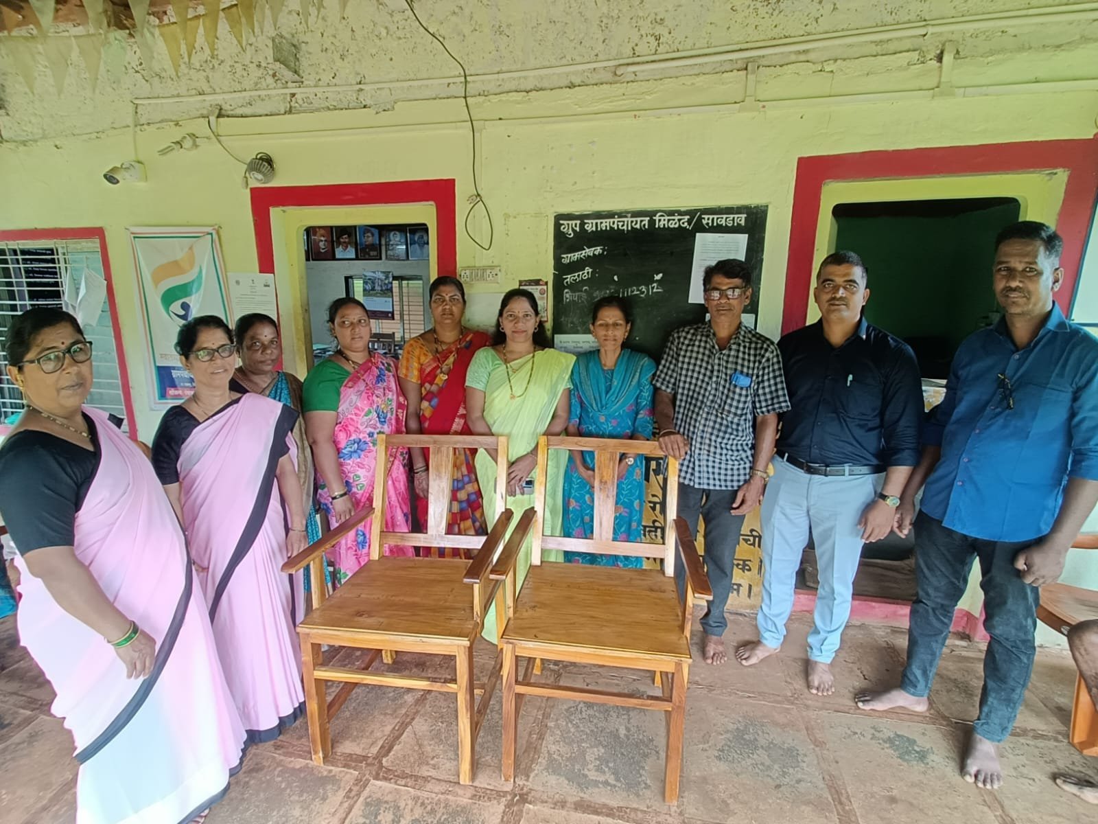प्राथमिक शाळा सावडाव लाकडी खुर्च्या वाटप
