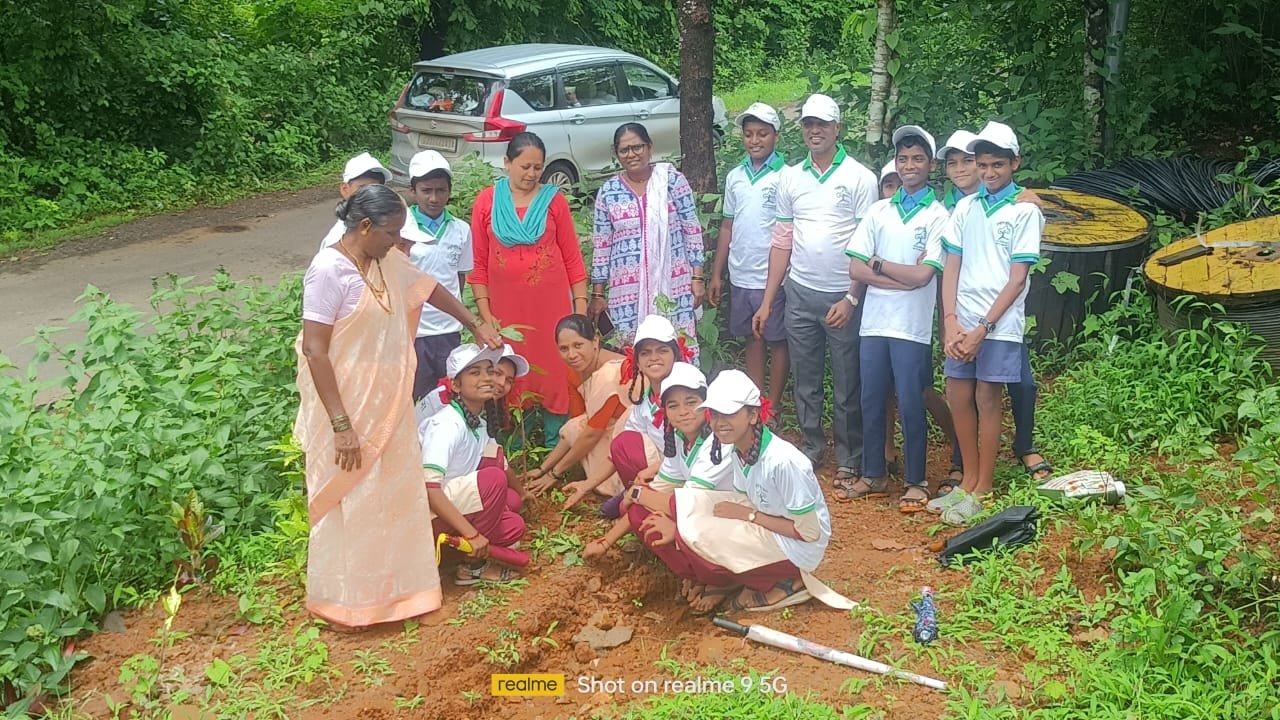 हरित सेना विद्यार्थी वृक्षारोपण